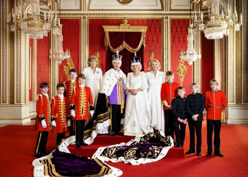 Опубликованы новые портреты Карла III с семьей по случаю коронации