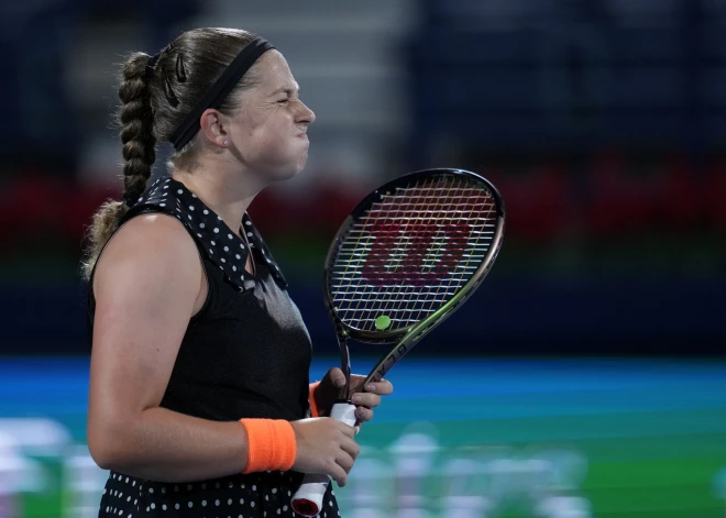 Ostapenko bez mača aizvadīšanas iekļūst Romas "WTA 1000" sērijas turnīra dubultspēļu sacensību astotdaļfinālā