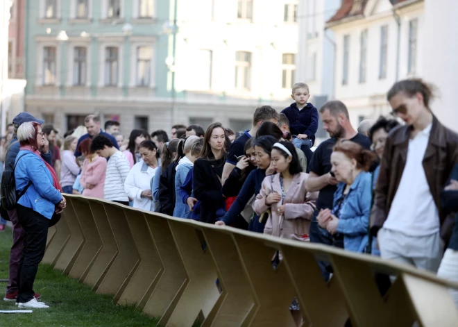 Люди стоят в очереди во время Ночи музеев