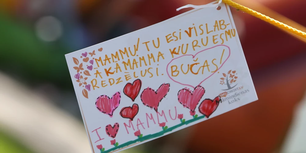 В Латвии День матери является ежегодным и неотъемлемым праздником.