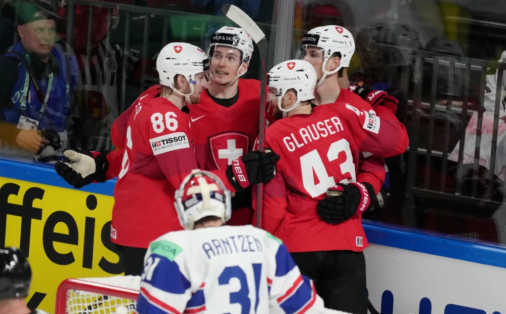 Sveits vant «tørt»;  Suksess for Danmark på overtid