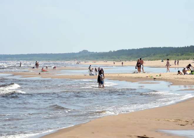 Sākas peldsezona, pludmalēm pasniegs Zilos karogus