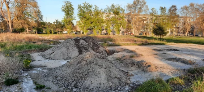 Uz pašvaldībai piederošas zemes Liepājā, Atmodas bulvārī, saslauku pagaidu atbērtne esot ne pirmo gadu, saka Komunālajā pārvaldē, bet Valsts vides dienests norāda – tā neviena veida atkritumus glabāt nedrīkst.