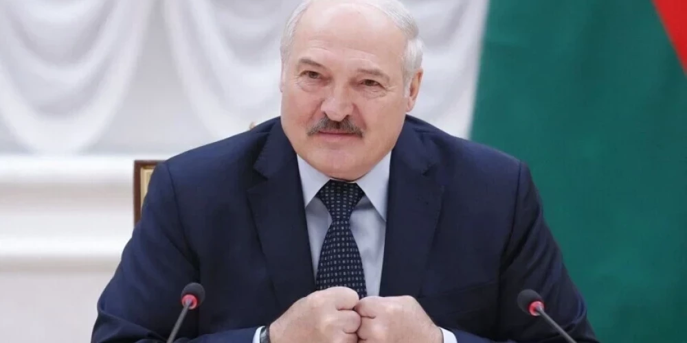 Болезнь или "работа с документами": куда пропал Лукашенко?