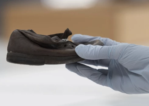 Aušvicas muzejs uzsāk emocionālu darbu, lai saglabātu noslepkavoto bērnu apavus