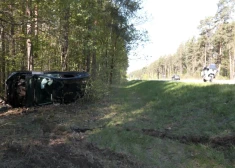 Чудо, что больше никого не задело: женщина на Opel неожиданно съехала с дороги и улетела в лес