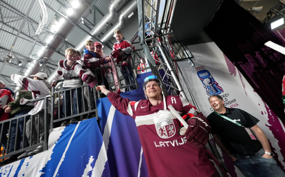 FOTO: Hokejisti un fani priecājas par uzvaru