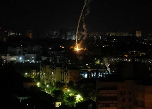 Krievijai ar raķetēm naktī intensīvi apšaudījusi Kijivu