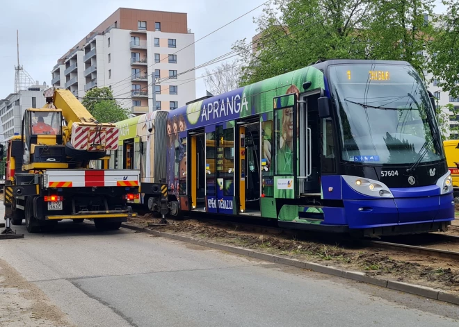 В Риге сошел с рельсов трамвай: движение в направлении Юглы возобновлено