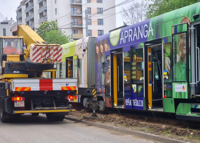 Rīgā no sliedēm nobraucis 1.tramvajs