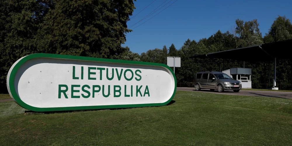 Braucot uz Lietuvu, vairs nedrīkstēs runāt pa telefonu pie stūres; par to pat varēs atņemt tiesības