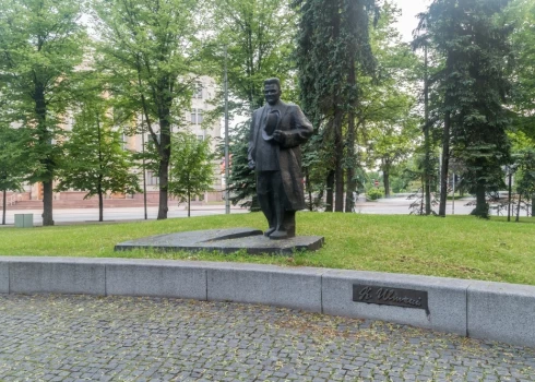 Историк: Карлис Улманис заслуживает памятника и названных в его честь улиц