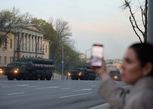 Krievijas pretgaisa raķešu sistēmas S-400 brauc pa ielu pirms mēģinājuma militārajai parādei, atzīmējot gadadienu kopš uzvaras pār nacistisko Vāciju Otrajā pasaules karā Maskavā, Krievijā 2023. gada 27. aprīlī. 