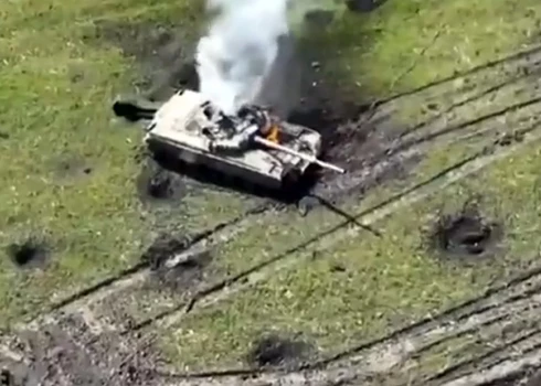 Okupanti ar tanku uzbrauc uz mīnas un aizbēg, ukraiņu desantnieki iznīcina pamesto tehniku