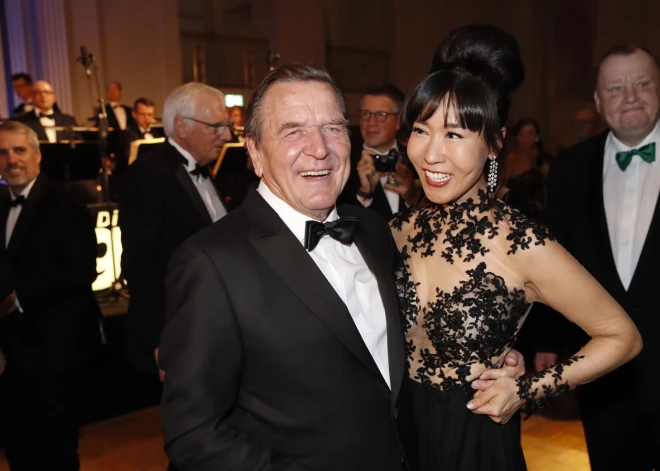 Жену экс-канцлера ФРГ Шредера уволили за празднование 9 мая в посольстве России