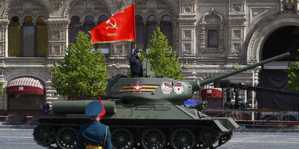 Aiz propagandas priekškara: vientuļš tanks 9. maija parādē