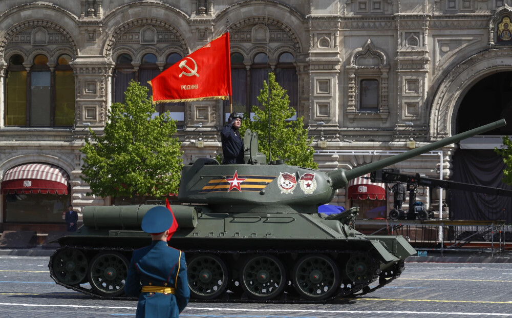 Aiz propagandas priekškara: vientuļš tanks 9. maija parādē