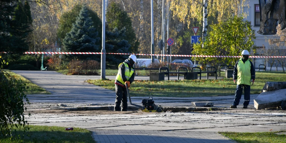 Demontēts piemineklis Otrā pasaules kara padomju karavīriem Slavas skvērā Daugavpilī.