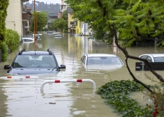 VIDEO: Spēcīgi plūdi Itālijas ziemeļos jau prasījuši trīs cilvēku dzīvību