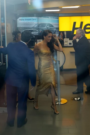 Auto nomas "Hertz" darbiniece ir ļoti izbrīnīta un filmē notiekošo.