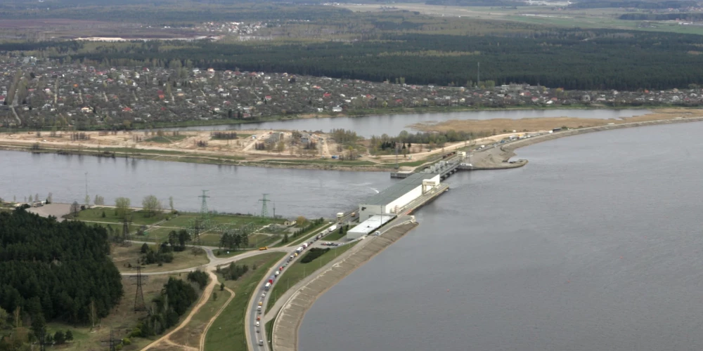 Nākamās nedēļas nogalē īslaicīgi slēgs satiksmi uz Rīgas HES tilta
