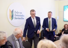 Partijas "Apvienotā saraksta" izvirzītais kandidāts Valsts prezidenta amatam Uldis Pīlēns (no kreisās) un partijas "Apvienotais saraksts" frakcijas priekšsēdētājs, Saeimas deputāts Edgars Tavars ierodas uz tikšanos ar  Zaļo un Zemnieku savienības Saeimas frakcijas pārstāvjiem Saeimas frakcijas telpās.