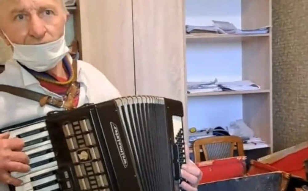 VIDEO: okupantu dakteris pacientu ārstē ar akordeonu un patriotisku melodiju no padomju laikiem