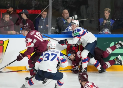 Это был жесткий матч! Сборная Латвии по хоккею победила команду Норвегии на чемпионате мира