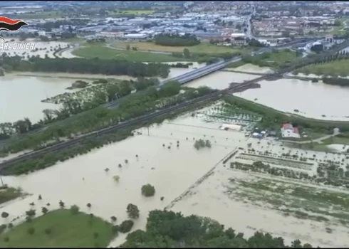 Италию накрыло сильнейшее наводнение: погибли люди, отменен гран-при "Формулы-1"