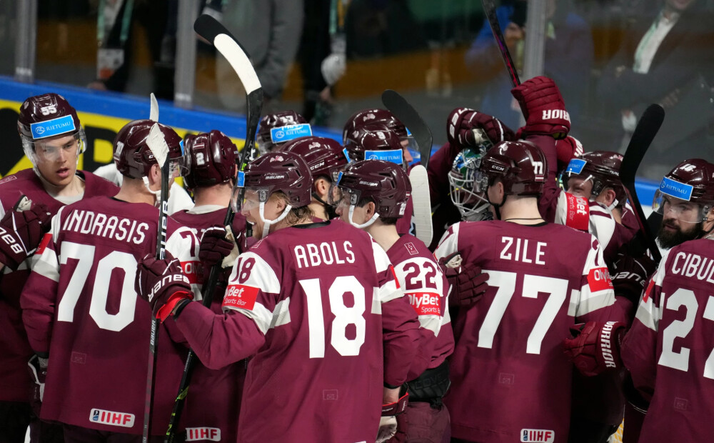 Latvijas hokejisti iztur norvēģu spiedienu un izcīna pirmo uzvaru pamatlaikā