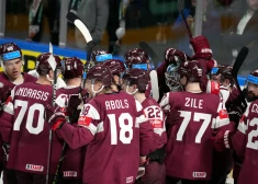 Latvijas hokejisti iztur norvēģu spiedienu un izcīna pirmo uzvaru pamatlaikā