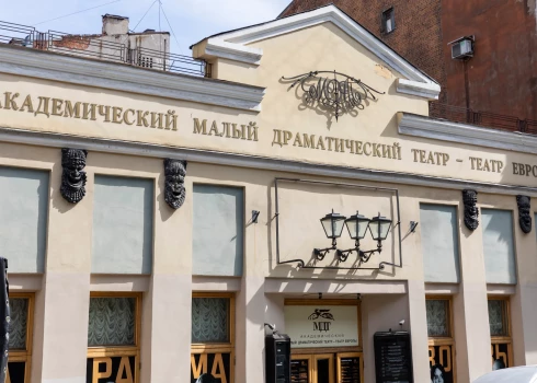   Казалось бы, при чем тут Козловский: за что оштрафовали и "опечатали" Малый драматический театр в Петербурге