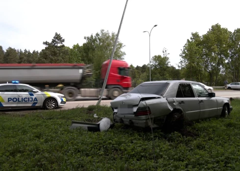 Два водителя вели напряженную борьбу за господство на Юрмальском шоссе по направлению в Ригу (Фото: скриншот видео TV3)