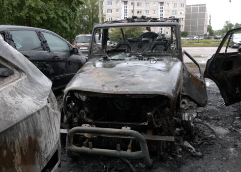 Крупное "огненное шоу" в Иманте: пламя уничтожило пять машин