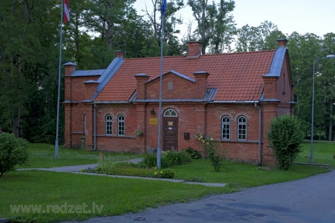 Pelču pagastnams (kādreizējā muižas zirgu puišu dzīvojamā māja), kurš šoziem kļuva slavens ar tajā dzīvojošo sarkanausu bruņurupuci Rafaelu.