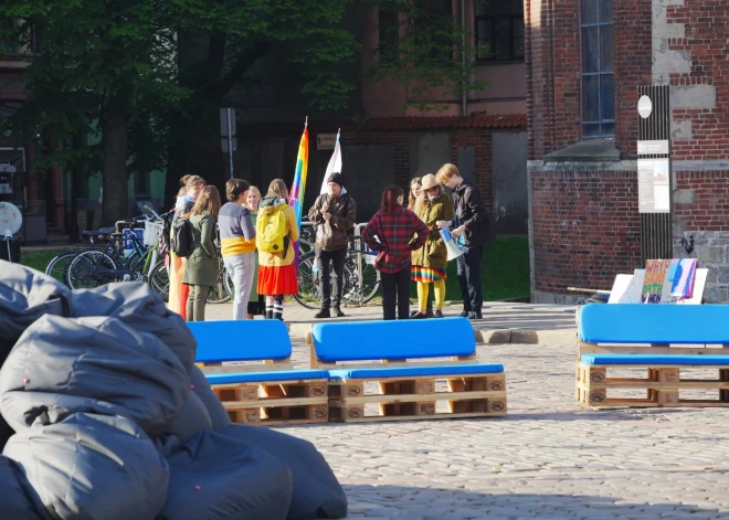 Ceturtdien pulksten 08.00 jaunatnes organizācija “Protests” tikās pie Doma baznīcas, lai iestātos par LGBTQ+ kopienas tiesībām un dotos īsā, bet lēnā gājienā Saeimas virzienā, kas simbolizē gauso Dzīvesbiedru likuma ceļu parlamentā.