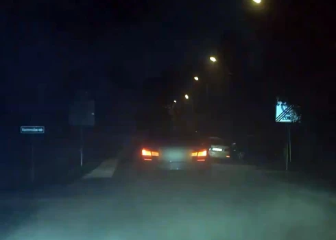 Policisti naktī uz pirmdienu, 15. maiju, pēc pakaļdzīšanās Pierīgā aizturēja automašīnu zagļu grupas organizatoru.