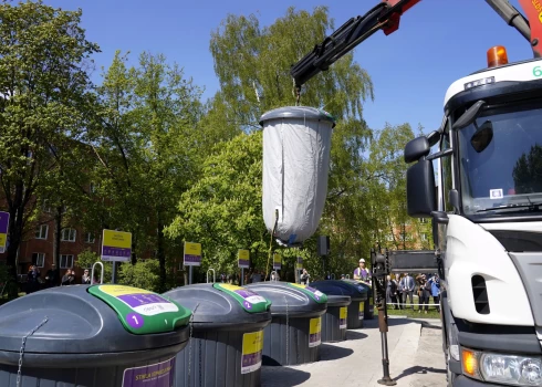 Rīgas namu pagalmos uzstāda pazemes konteinerus atkritumiem