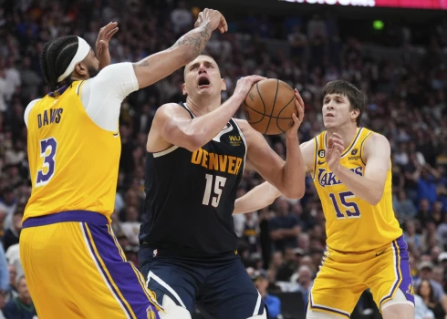 VIDEO: "Lakers" bezspēcīgi pret "Nuggets" un Jokiča "plosīšanos"