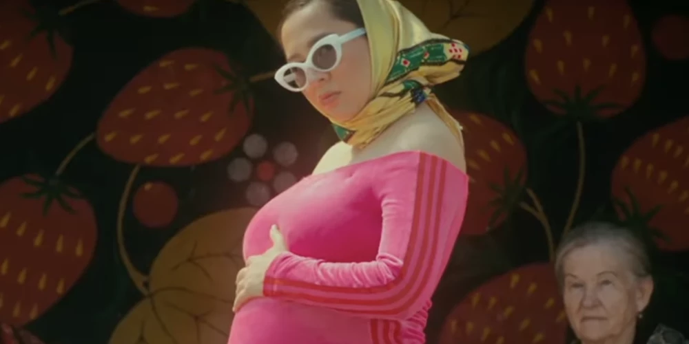 "Кто здесь мамочка?": Манижа рассекретила беременность в новом клипе