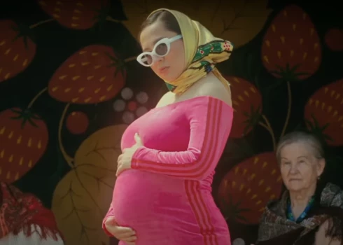 "Кто здесь мамочка?": Манижа рассекретила беременность в новом клипе
