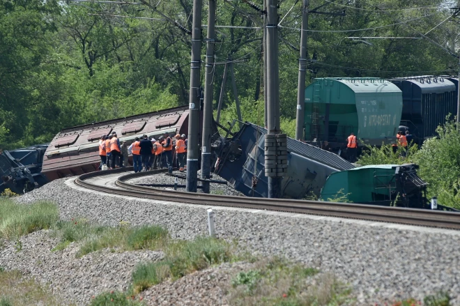 Nnetālu no Simferopoles no sliedēm noskrēja vilciens, nobloķējot vienīgo dzelzceļa savienojumu ar Sevastopoles ostu, kur bāzējas Krievijas Melnās jūras flote.