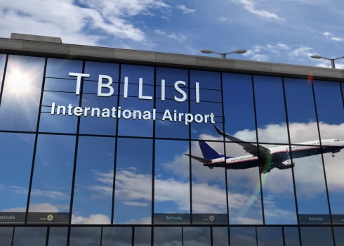   В Тбилиси приземлился первый за четыре года прямой рейс из России; полиция оцепила аэропорт