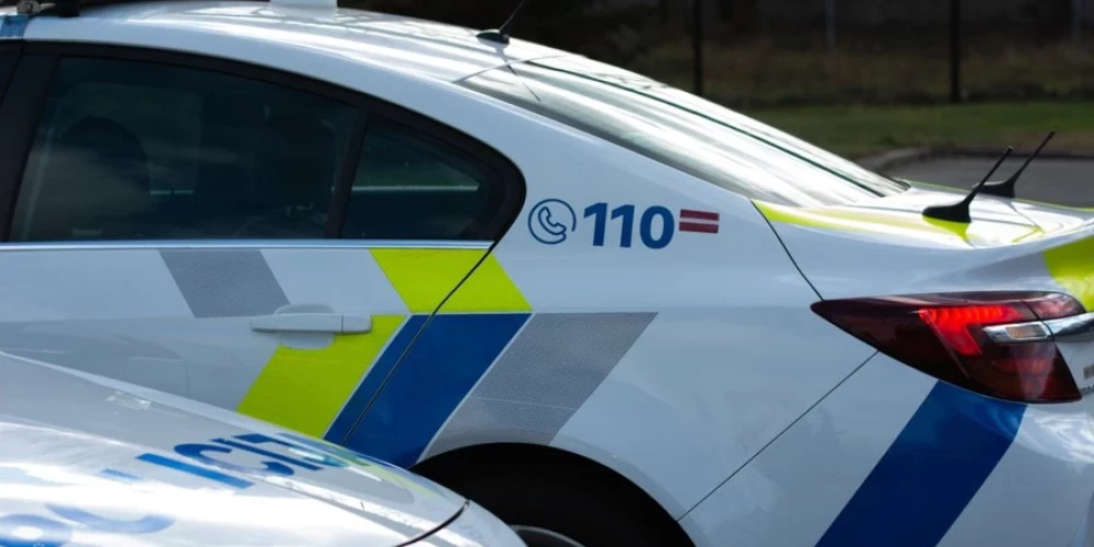 Колотил машину и угрожал убийством: полиция ищет очевидцев инцидента в Вентспилсе