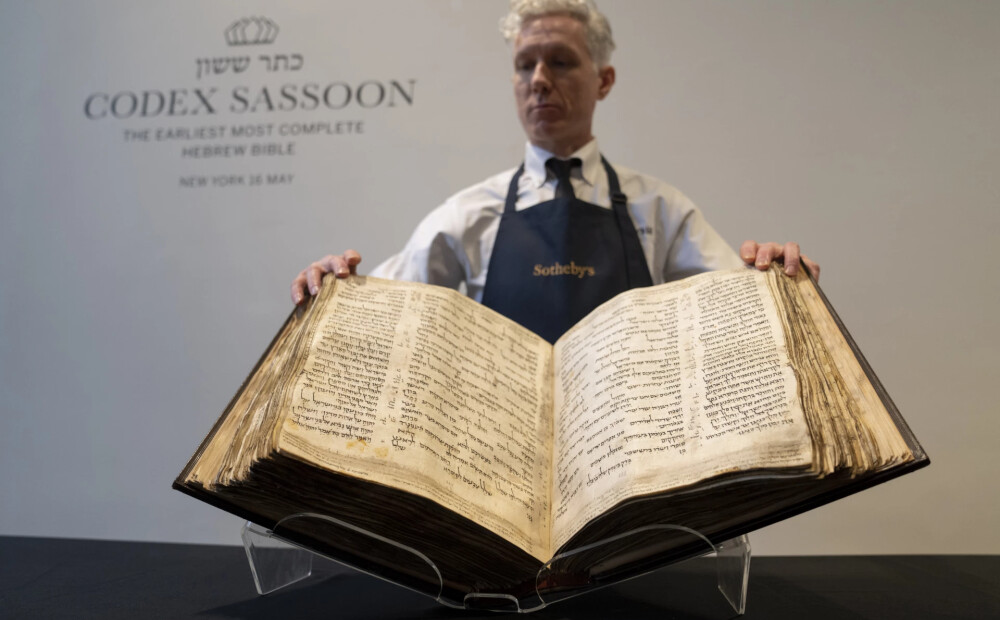 Vairāk nekā tūkstoti gadu sens ebreju Bībeles eksemplārs kļūst par visvērtīgāko manuskriptu — cena liek ieplest acis