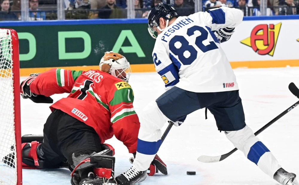 Det finske landslaget feirer en overbevisende seier i ishockey-VM-kampen mot Ungarn