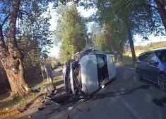 Автомобиль врезался в дерево и перевернулся.