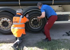 Владимиру пришлось самому менять шину на своем грузовике.