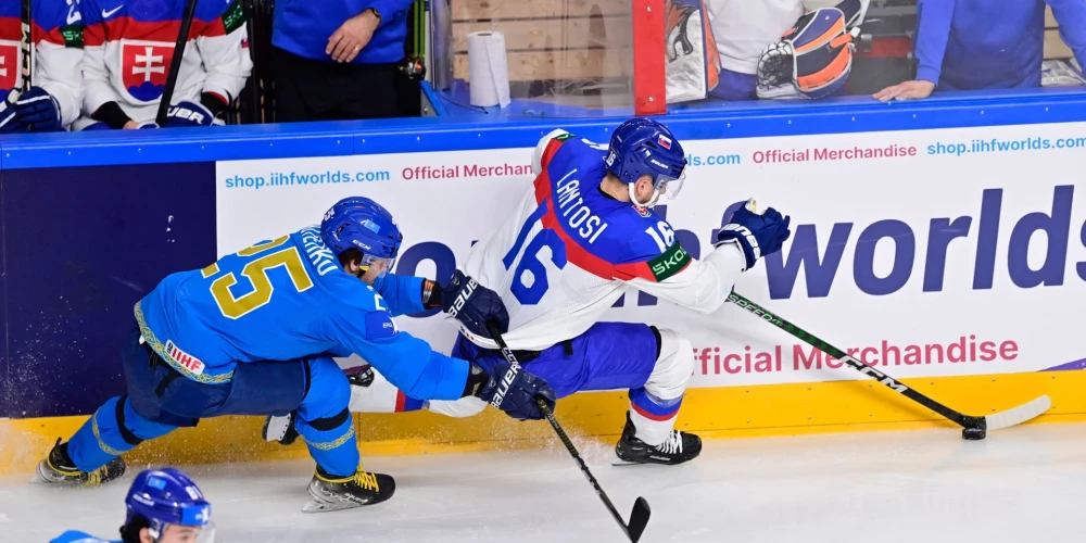 Kazahstānas hokejisti pirms mača ar Latviju pēcspēles metienos uzvar Slovākiju