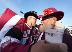 FOTO: līdzjutēji pie "Arēnas Rīga" līksmo par Latvijas hokeja izlases uzvaru mačā ar Slovēniju